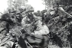 [Kuva: mittausryhmän miehiä Yläjärvellä 18.7.1941]