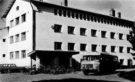 [Kuva: Opiston päärakennus 1950-luvun puolivälissä]